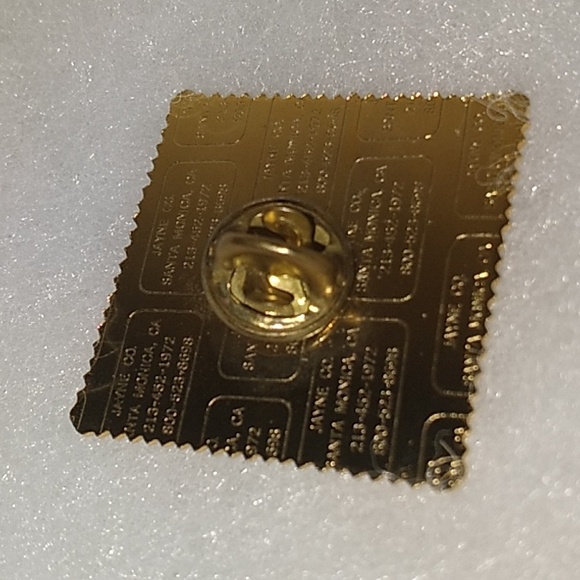 COLLECTIBLE QUILTING PIN- USPS STAMP FOLK ART - 13 CENTS - Picture 3 of 3